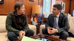 Miguel Couto, escultor malpic&aacute;n, con el delegado del Gobierno, Pedro Blanco 