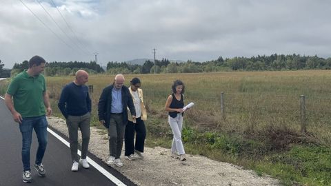 El alcalde de Friol, Jos&eacute; &Aacute;ngel Santos (segundo por la izquierda), con directivos de Wall Company junto a la parcela que el grupo ha comprado