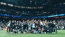 Foto de familia de los jugadores y cuerpo t�cnico del Celta tras vencer al Real Madrid en el Santiago Bernab�u.