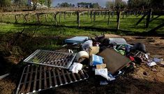 El BNG pide al Concello que limpie la basura que apareci� en una pista de Quint�ns.