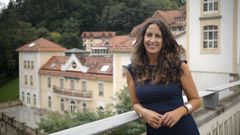La escritora gallega Mar�a Oru�a, posando ante el balneario de Puente Viesgo