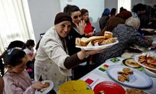 Los inmigrantes usuarios de Cruz Roja compartieron los platos t�picos de sus distintos pa�ses.