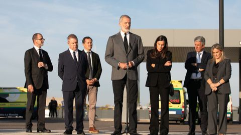 Los Reyes Felipe VI y Letizia, la ministra de Educaci�n, Formaci�n Profesional y Deportes, Milagros Tol�n, el presidente de Castilla-La Mancha, Emiliano Garc�a-Page, y el delegado del Gobierno de Castilla-La Mancha, Jos� Pablo Sabrido, durante una visita a los heridos del accidente ferroviario de Urda, en el Hospital Universitario de Toledo, a 29 de octubre de 2026, en Toledo, Castilla-La Mancha (Espa�a)