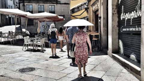 Unas vecinas de Ourense protegi�ndose del calor