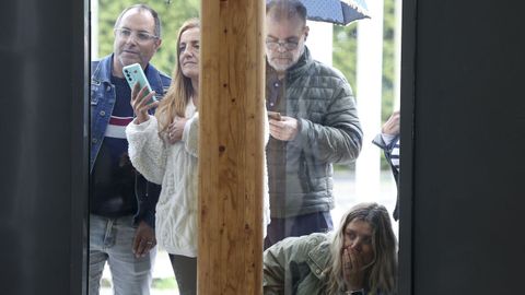Fuera del Multiusos, familias y amigos de los participantes esperaban con nervios.