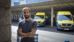 Eduardo Davila, padre de la ni�a de doce meses, este martes, en el exterior del Cl�nico de Santiago