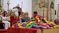 En la imagen, los Reyes Magos de la parroquia con los cuatrocientos cartuchos que entregaron a los ni�os el 6 de enero.