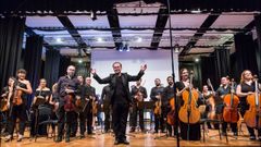 Entre las prximas citas de la Orquesta de Cmara Galega, cuya formacin bsica est integrada por una veintena de msicos, estn el Festival Groba, que ser en el mes de agosto y esta es ya la sptima edicin, explica Groba Otero [foto de una edicin anterior de dicho festival], y la actuacin en la la plaza de Mara Pita, en el mismo mes, dentro de las fiestas de A Corua