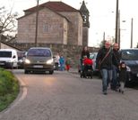 En el vial de acceso al centro no hay aceras ni arcenes. 