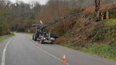 Trabajos de roza en carreteras de la Xunta