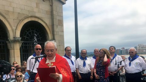 Javier G�mez Cuesta, durante la bendici�n de las aguas de Gij�n