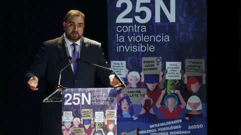 El presidente del Principado de Asturias, Adri�n Barb�n, durante su intervenci�n este viernes en el acto institucional que se celebra en Nava (Asturias) con motivo del D�a Internacional de la Eliminaci�n de la Violencia contra las Mujeres.