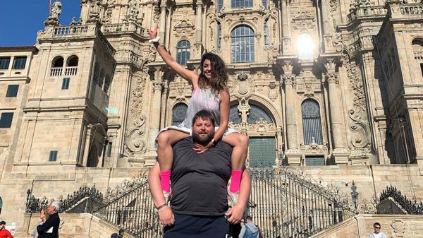 Paula Criado y Alberto Baltar posan ante la fachada de la catedral de Santiago