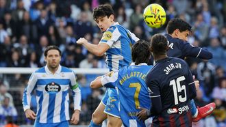 Pati&ntilde;o trata de rematar en presencia de Jos&eacute; &Aacute;ngel durante el D&eacute;por-Eibar