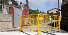 Todas las v�as de acceso a la plaza de Aldea Vella est�n cortadas desde hace d�as. 