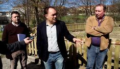 El aparejador municipal, Antonio Bern�rdez; Crespo y Rodr�guez, ayer en el parque infantil del Ponti�as.