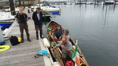 Glen Hansard (de pie, izquierda) y los cuatro compa�eros con los que peregrinaron por mar desde Irlanda, en el puerto de A Coru�a.