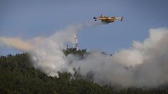 En la extincin del incendio en Boa participaron numerosos medios areos para atajarlo lo antes posible.