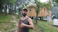 El doctor en Ecolog�a Lucas Lamelas frente a una de las caba�as de madera levantadas por �l