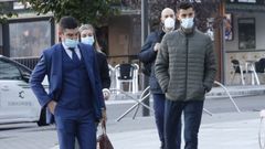 �lvaro L�pez Rat�n, con su abogado Antonio Gea, en octubre del 2018 entrando en los juzgados de Ourense
