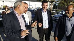 Tom� (izquierda) con Gonzalo Cabllero (centro) antes de un mitin de las municipales en Monforte