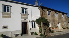 Las casas. La de la izquierda es la casa natal de Manuel Ameijeiras Surez, nacido en Fornelos en 1936. En la casa de la derecha nac yo. Manuel me llevaba cuatro aos en la escuela de vida, y eso era un mundo.