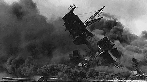 El �USS Arizona�, semihundido y en llamas.
