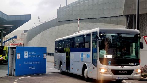 Autobús saliendo de la estación de Vigo