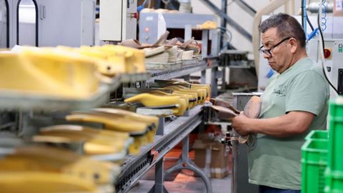 Imagen de archivo de un trabajador en una f�brica de calzado de Menorca.