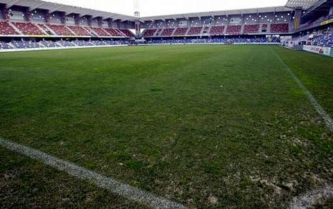 El c�sped de Pasar�n no resistir�a un entrenamiento y dos partidos en apenas cinco d�as. 