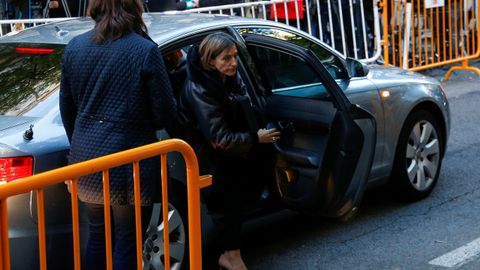 A su llegada Carme Forcadell fue increpada por un grupo de personas que llevaban banderas de Espa�a.