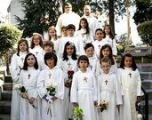 Los ni�os posaron con el p�rroco, Jos� Garc�a Gondar, y con el di�cono, Andros Iglesias.