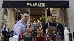 Pablo Dacosta y Manuel Morales, en la entrada del Weekend