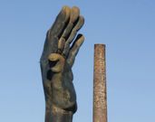 Una placa apunta a 1964 como a�o de su construcci�n, pero la chimenea parece anterior. 