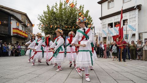 Danzantes de Vilanova dos Infantes interpretan la  rabiosa , la parte de su danza gremial en la que tocan palos, ante la Virgen del Cristal