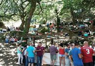 A xente comeu e descansou � sombra dos carballos. 