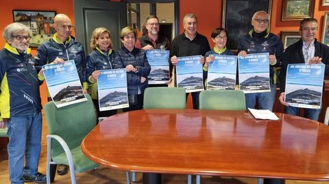 Presentaci�n de la andaina en O Barco. De izquierda a derecha: Carlos Asensio, �ngel Malvesada, Ceferina P�rez, Minocha V�zquez, Henrique Freixeiro, Aurentino Alonso, Digna Campazas, Miguel de la Cal y Ricardo Le�n.