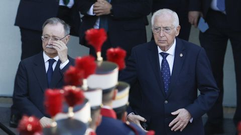 El presidente de la Ciudad Aut�noma de Ceuta, Juan Jes�s Vivas, y el presidente de la Ciudad Aut�noma de Melilla, Juan Jos� Imbroda, durante el tradicional desfile militar por las calles del centro de Madrid