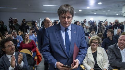 El eurodiputado y expresidente de Catalu�a, Carles Puigdemont, antes de comparecer en una rueda de prensa en la sede del Parlamento Europeo.