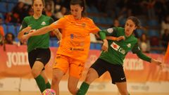 Lara Díaz se lleva la pelota ante dos jugadoras de Les Corts.