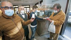 Clientes del restaurante Casa Rom�n, en Pontevedra, muestran su certificado de vacunaci�n