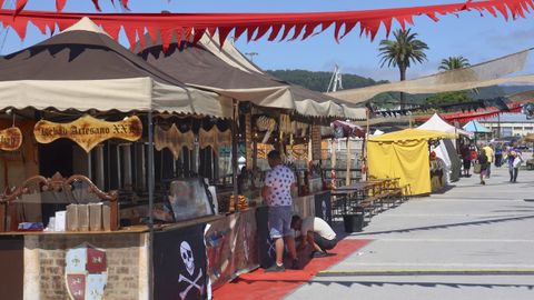 En la feria participan un centenar de puestos de artesanía y gastronomía