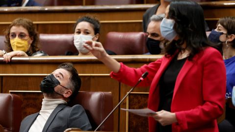 La lder de Ciudadanos, Ins Arrimadas, interviene junto al portavoz de ERC, Gabriel Rufin,) durante la sesin de control al Gobierno en el Congreso. 