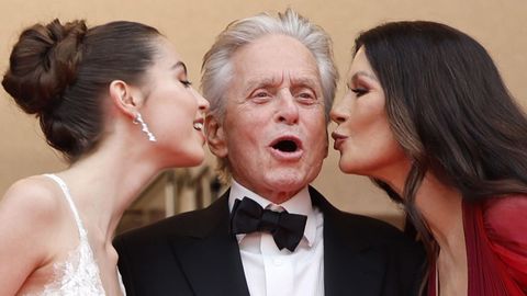 De izquierda a derecha: Carys Zeta Douglas, Michael Douglas y Catherine Zeta-Jones, a su llegada a la ceremonia de apertura