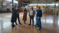 Miembros de la Diputaci&oacute;n de Pontevedra, del gobierno local de Cambados y de la oposici&oacute;n visitando las instalaciones