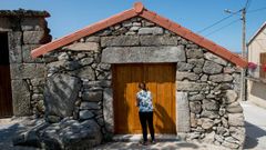 Ejemplo de tejados, carpitera exterior y estructura de piedra de uno de los inmuebles del pueblo de Puxedo