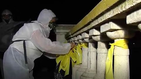 �Brigadas de limpieza� retiran lazos amarillos en varias localidades catalanas