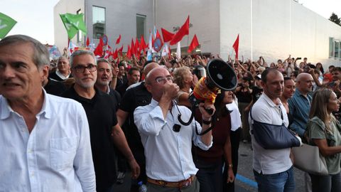 Cientos de personas impiden un acto de Vox en Santiago