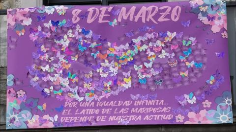 Casi 500 mariposas forman un infinito para conmemorar el 8M en Salas