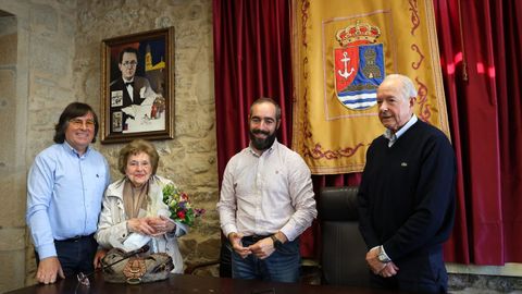 Yolanda, xunto a Chesqui, foi recibida polo alcalde de Rianxo, Julin Bustelo, e o exrexedor e presidente da Asociacin Etnolxica de Rianxo, Xos Bravo.
